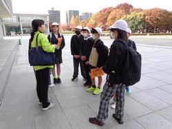 6年生修学旅行碑めぐりの様子