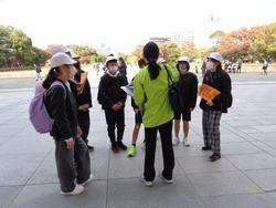 6年生修学旅行碑めぐりの様子