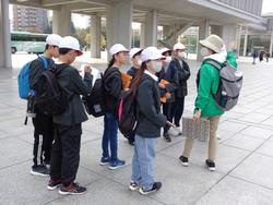 6年生修学旅行碑めぐりの様子