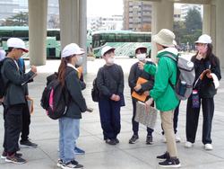 6年生修学旅行碑めぐりの様子