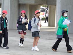 6年生修学旅行碑めぐりの様子