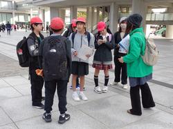 6年生修学旅行碑めぐりの様子