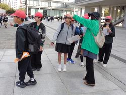 6年生修学旅行碑めぐりの様子