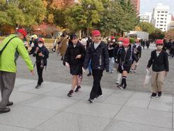 6年生修学旅行碑めぐりの様子