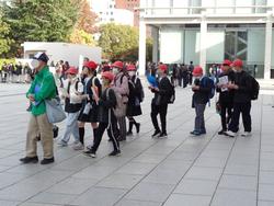 6年生修学旅行碑めぐりの様子