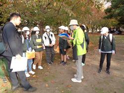 6年生修学旅行碑めぐりの様子