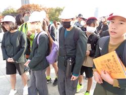 6年生修学旅行碑めぐりの様子