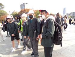 6年生修学旅行碑めぐりの様子