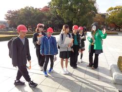 6年生修学旅行碑めぐりの様子