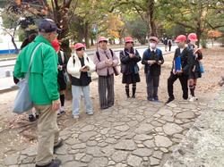 6年生修学旅行碑めぐりの様子