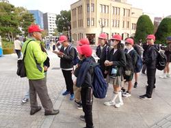 6年生修学旅行碑めぐりの様子