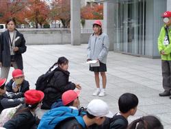 6年生修学旅行碑めぐりの様子