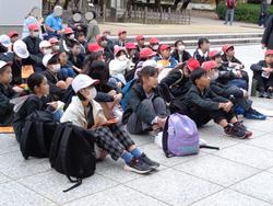 6年生修学旅行碑めぐりの様子