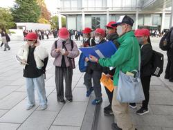 6年生修学旅行碑めぐりの様子