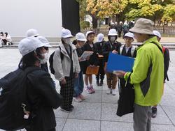 6年生修学旅行碑めぐりの様子