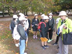 6年生修学旅行碑めぐりの様子