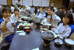 6年生修学旅行夕食の様子