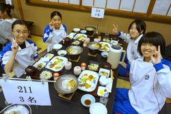 6年生修学旅行夕食の様子