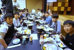 6年生修学旅行夕食の様子