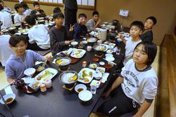 6年生修学旅行夕食の様子