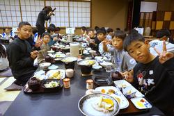 6年生修学旅行夕食の様子