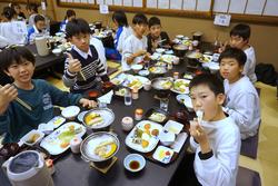 6年生修学旅行夕食の様子