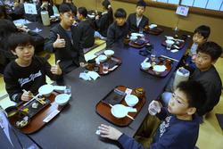 6年生修学旅行夕食の様子