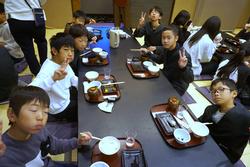 6年生修学旅行夕食の様子