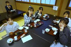 6年生修学旅行夕食の様子