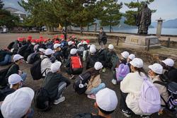 6年生修学旅行厳島神社参拝の様子