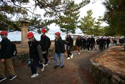 6年生修学旅行厳島神社参拝の様子