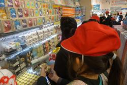6年生修学旅行お土産を買う様子