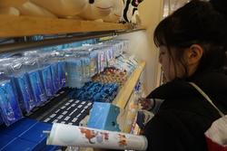 6年生修学旅行お土産を買う様子