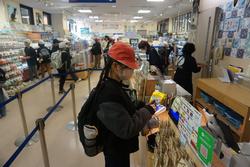 6年生修学旅行お土産を買う様子