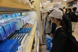 6年生修学旅行お土産を買う様子