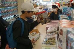 6年生修学旅行お土産を買う様子