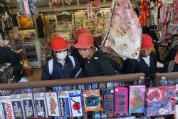 6年生修学旅行お土産を買う様子