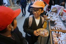 6年生修学旅行お土産を買う様子