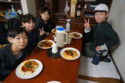 6年生修学旅行昼食の様子