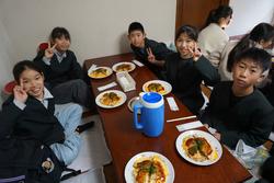 6年生修学旅行昼食の様子