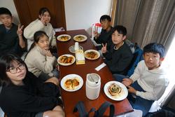6年生修学旅行昼食の様子