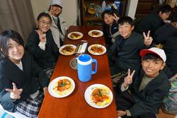 6年生修学旅行昼食の様子