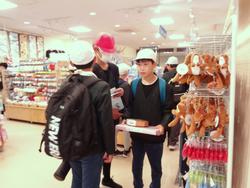 6年生修学旅行お土産を買う様子