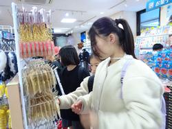 6年生修学旅行お土産を買う様子