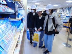 6年生修学旅行お土産を買う様子