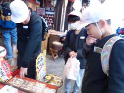 6年生修学旅行お土産を買う様子