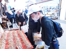6年生修学旅行お土産を買う様子