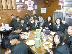 6年生修学旅行昼食の様子