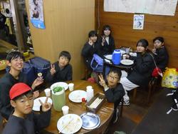 6年生修学旅行昼食の様子