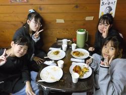 6年生修学旅行昼食の様子